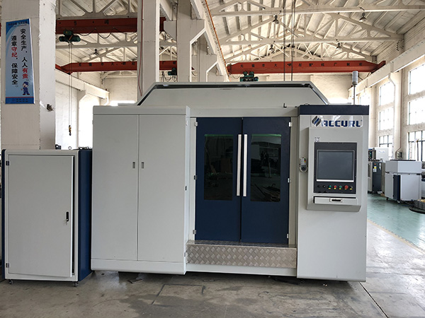 គម្របទាំងមូល 12kw Fiber Laser Cutting Machine 3015 ជាមួយ BECKHOOF Servo Controller